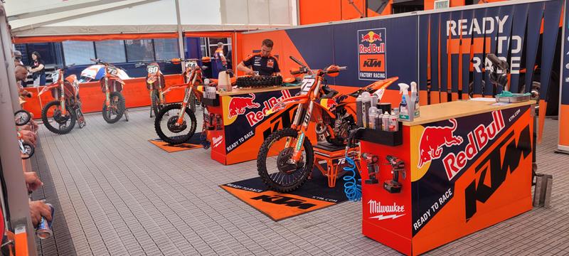 Dominancia techniky KTM v priamom prenose od OKR Moto